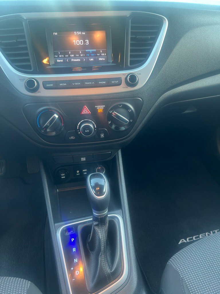 Used 2021 Silver Hyundai SE image 9