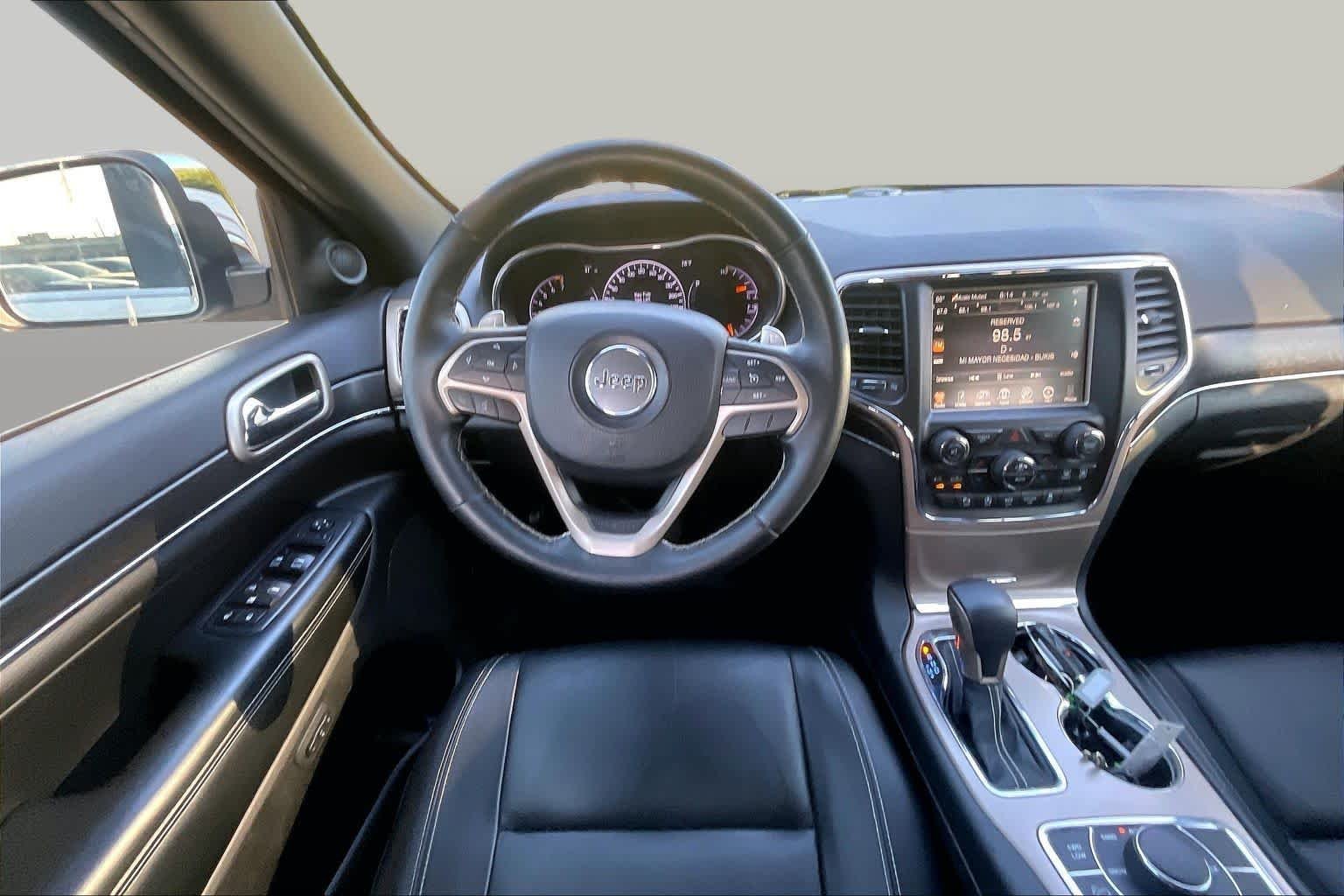 Used 2017 Bright White Clear Coat Jeep Limited image 5