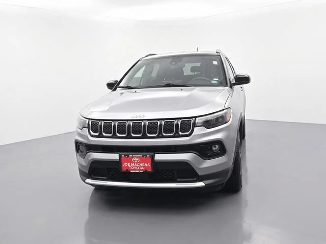 Used 2024  Jeep Limited image 2