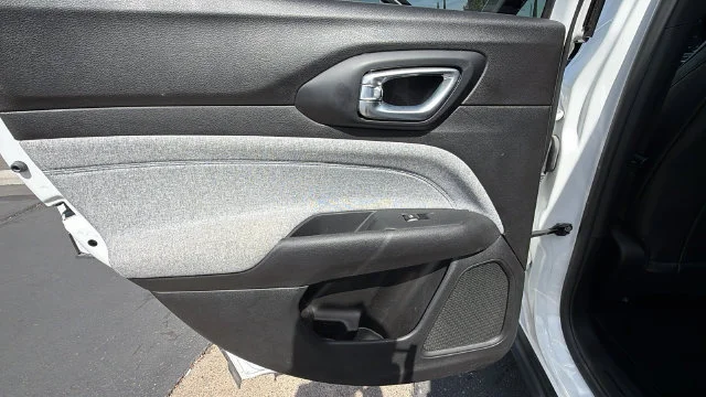 Used 2025 White Jeep Latitude image 14