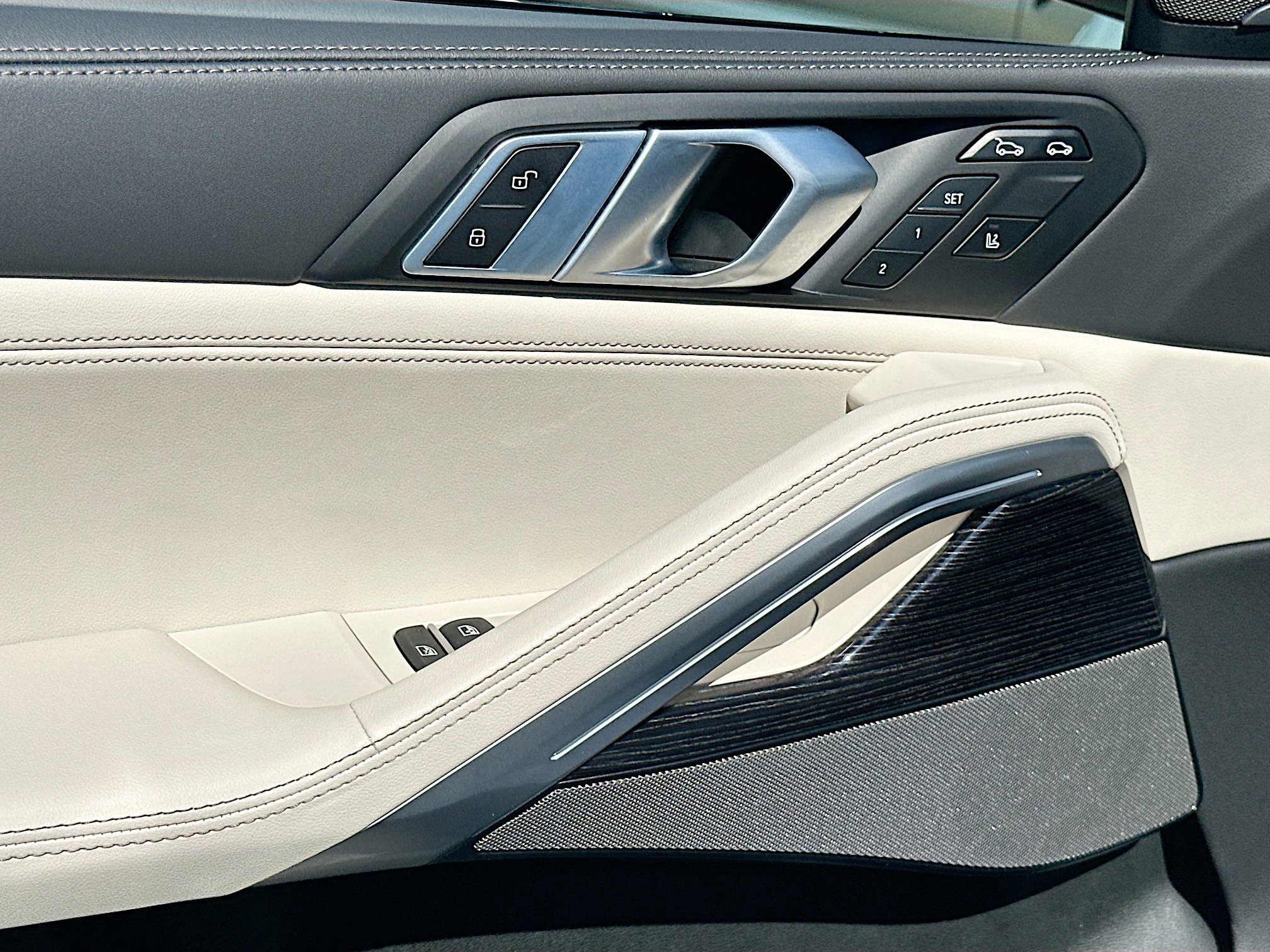Used 2026 White Metallic BMW M60i image 16