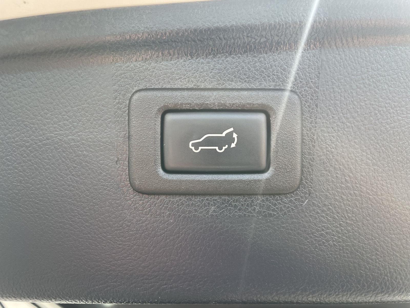Used 2017 Crystal White Pearl Subaru Limited image 31