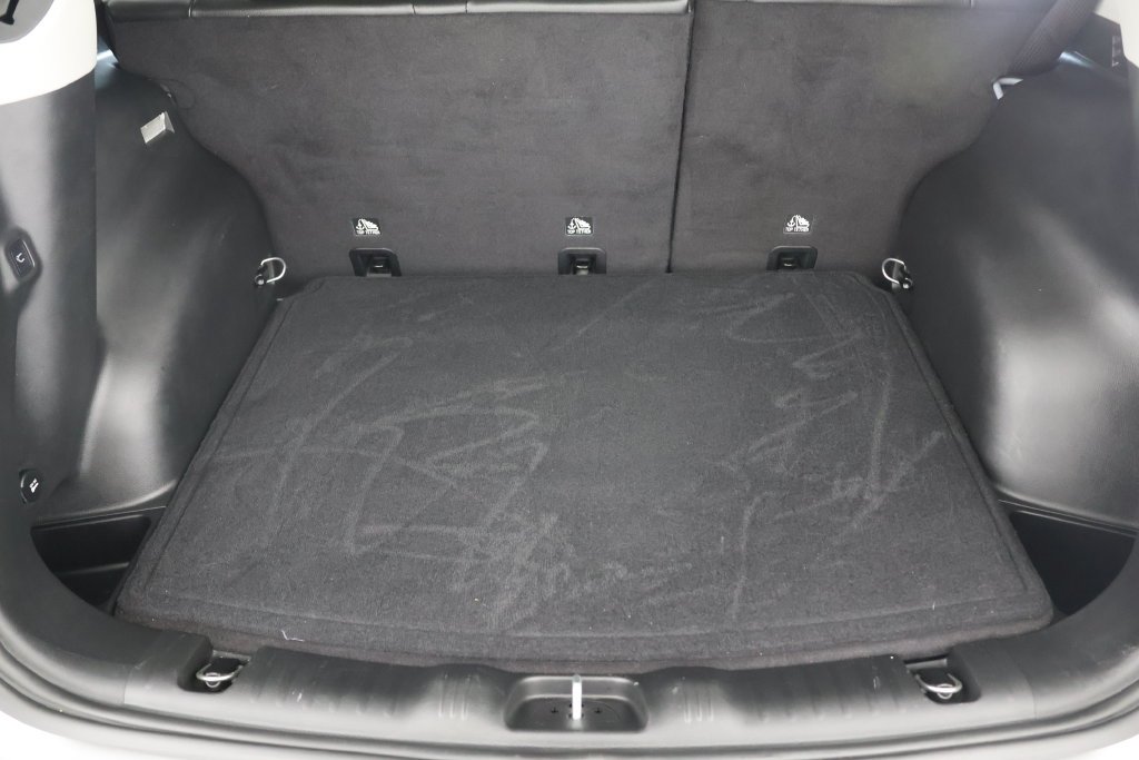 Used 2022 Silver Jeep Latitude image 21