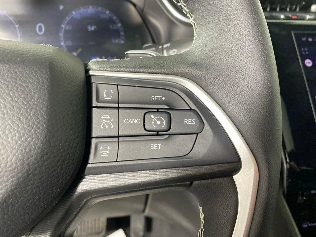 Used 2025 Diamond Black Crystal Pearlcoa Jeep Laredo X image 18