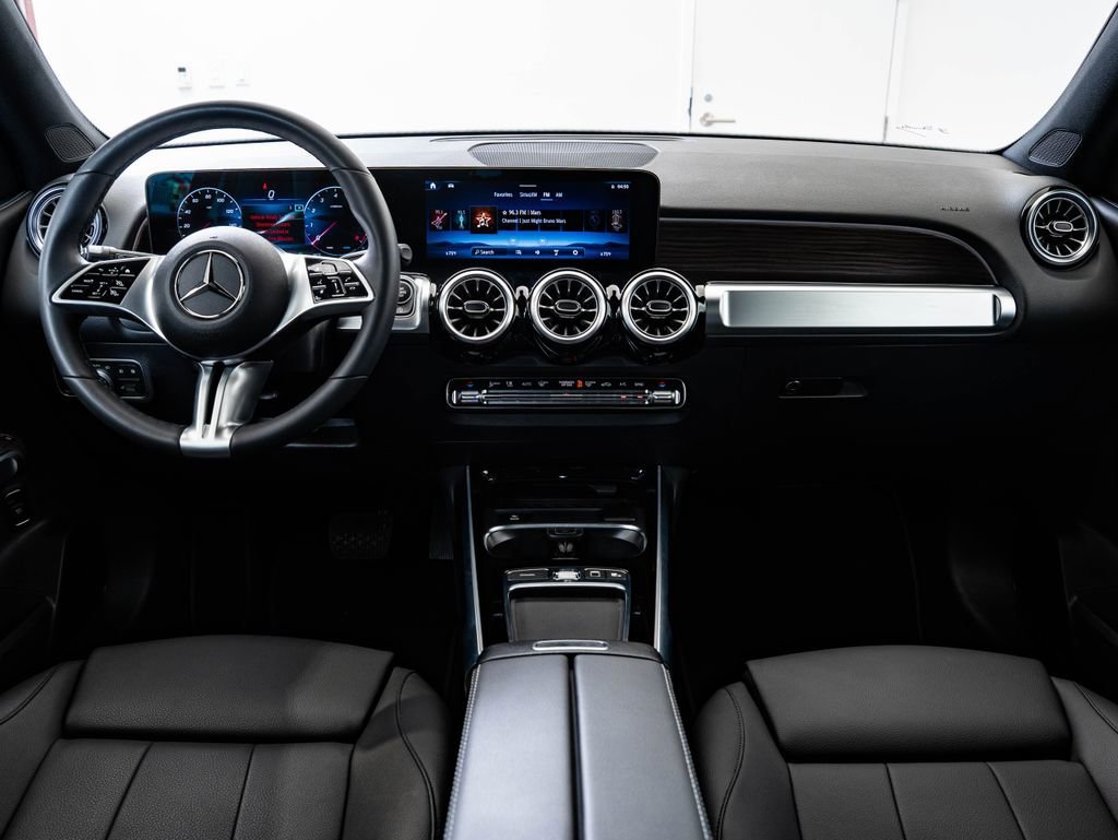 Used 2026 Cirrus Silver Metallic Mercedes-Benz GLB 250 image 33