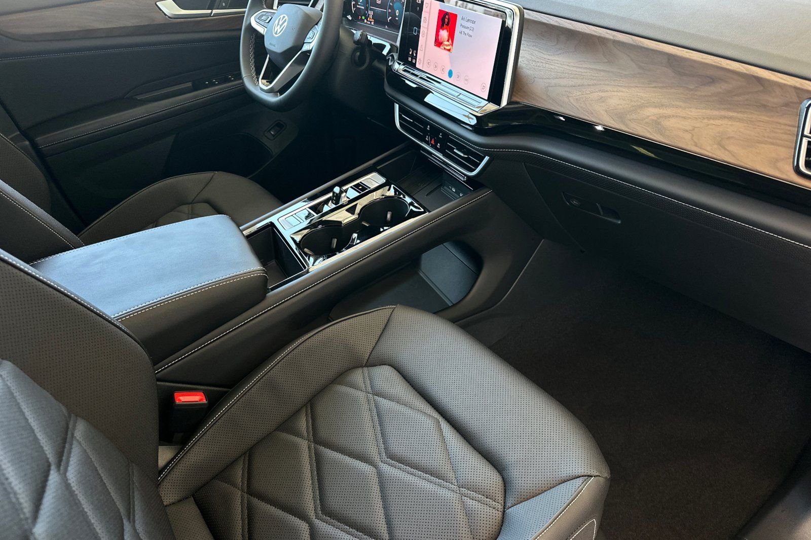 New 2026 Silver Mist Metallic Volkswagen 2.0T SE w/Technology image 17