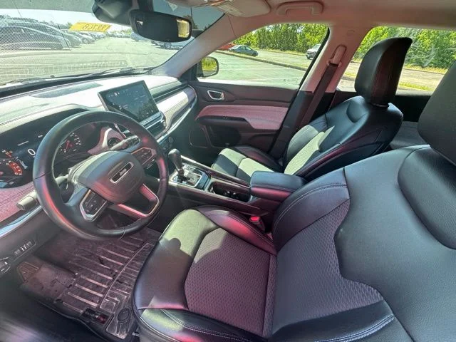 Used 2022 Black Jeep Latitude image 13