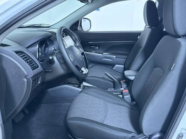 Used 2023 White Mitsubishi SE image 18