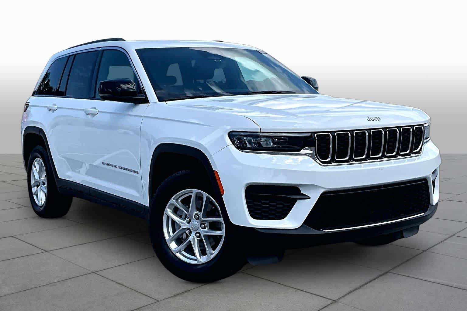 Used 2025 Bright White Clearcoat Jeep Laredo X image 3