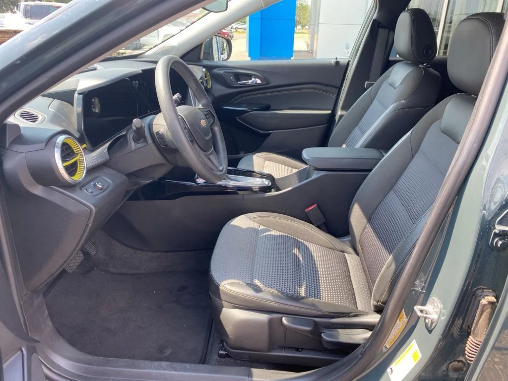 Used 2025 Gray Chevrolet LT image 9