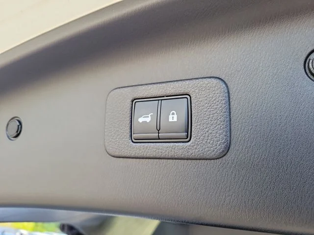 Used 2022 White Nissan SL image 10