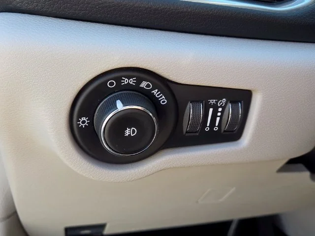 Used 2020 White Chrysler Limited image 33