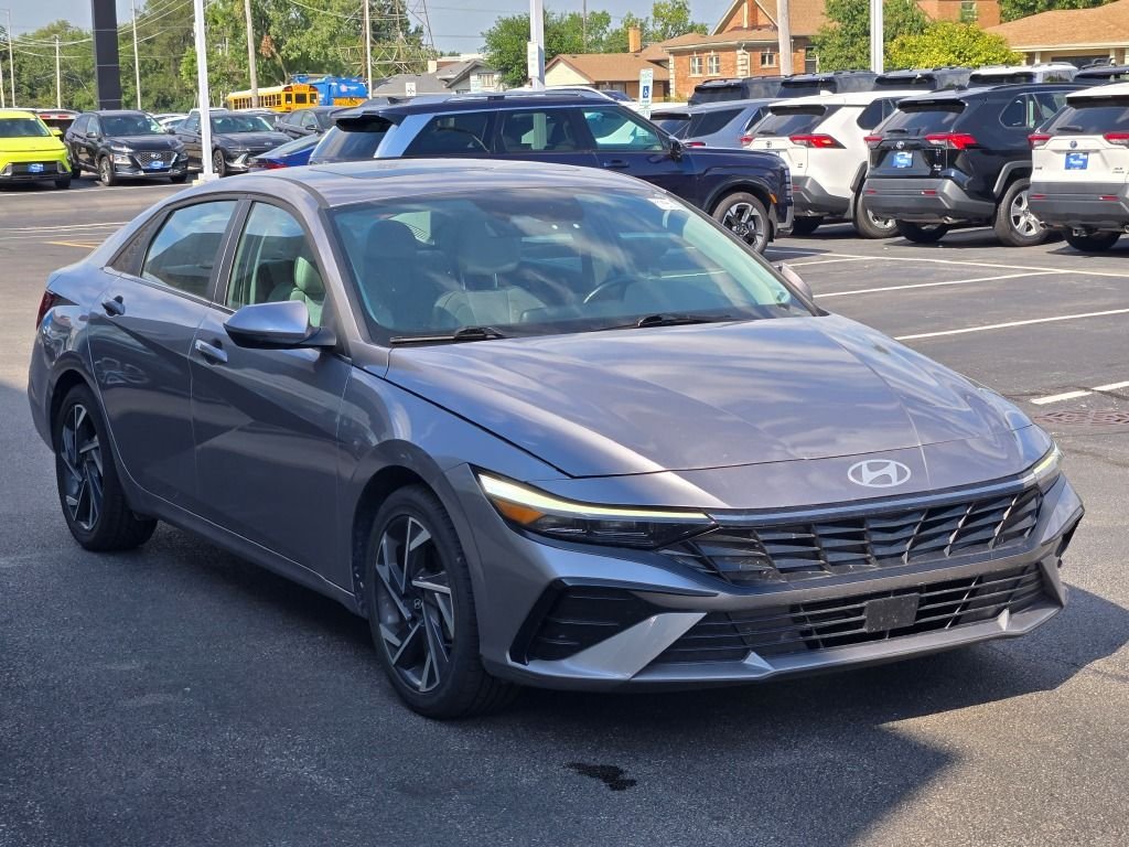 Used 2025 Fluid Metal Hyundai Limited image 3