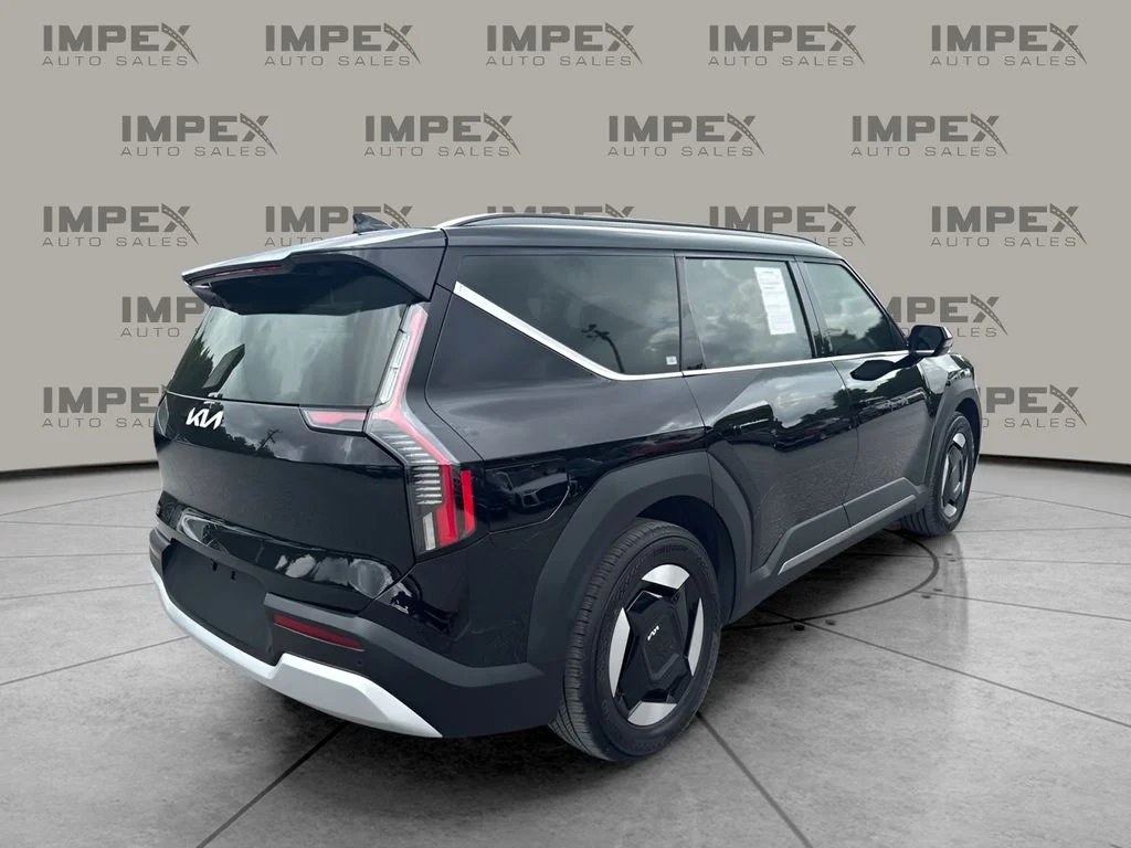 Used 2024 Black Kia Wind image 3