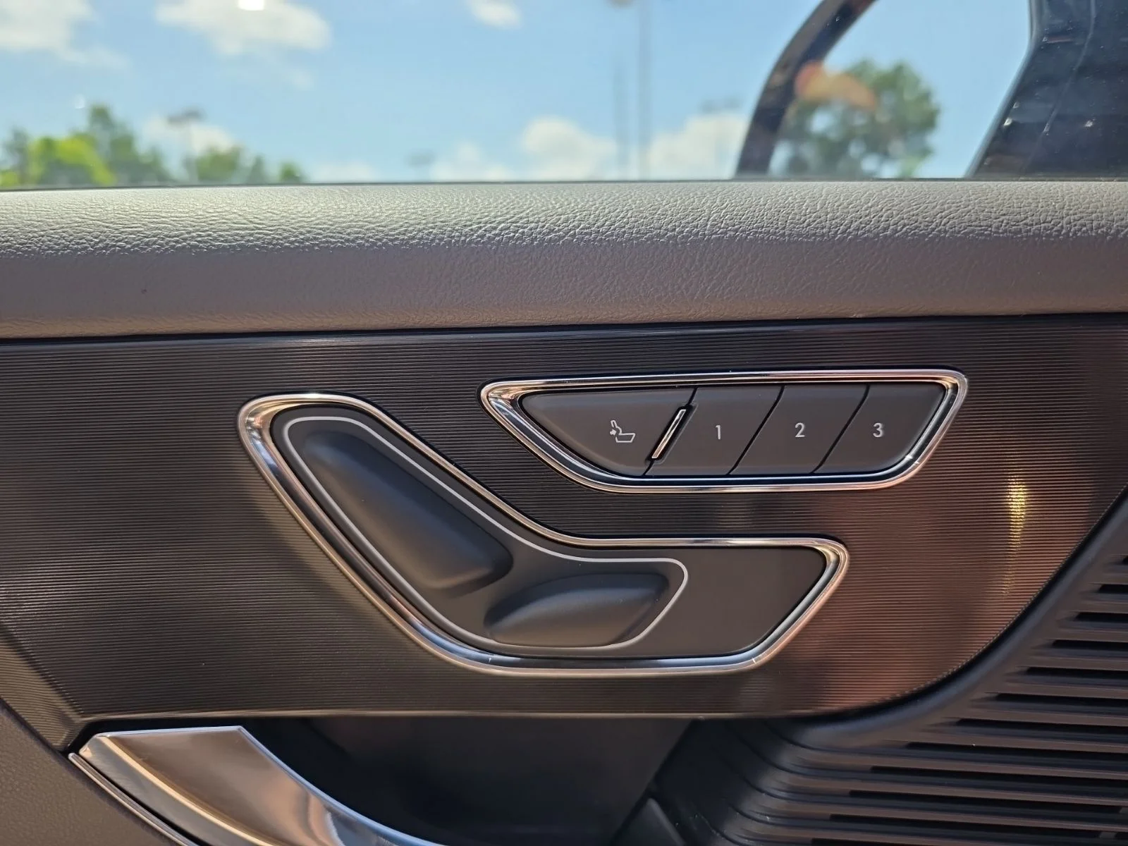 Used 2022 Smoke Metallic Lincoln Standard image 20