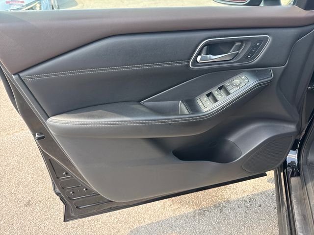 Used 2021 Black Nissan SL image 12
