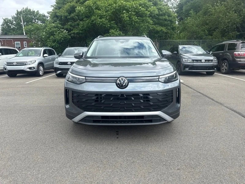 Used 2025  Volkswagen 2.0T SE image 2