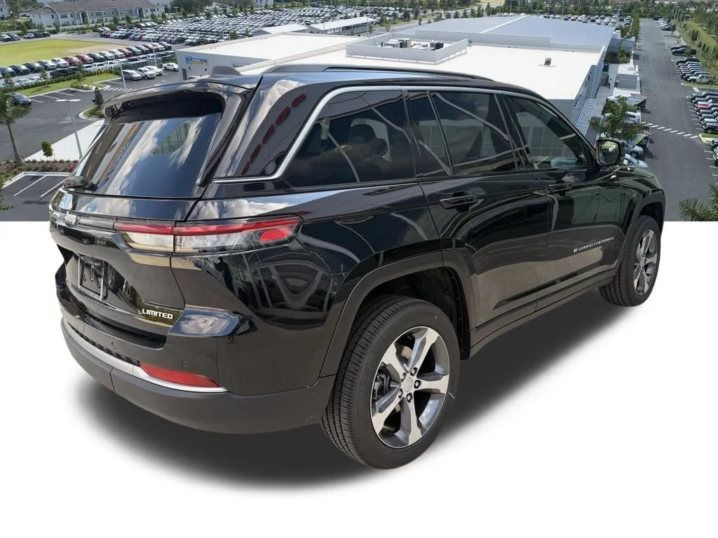 New 2026 Diamond Black Crystal Pearl-Coat Exterior Paint Jeep Limited image 4