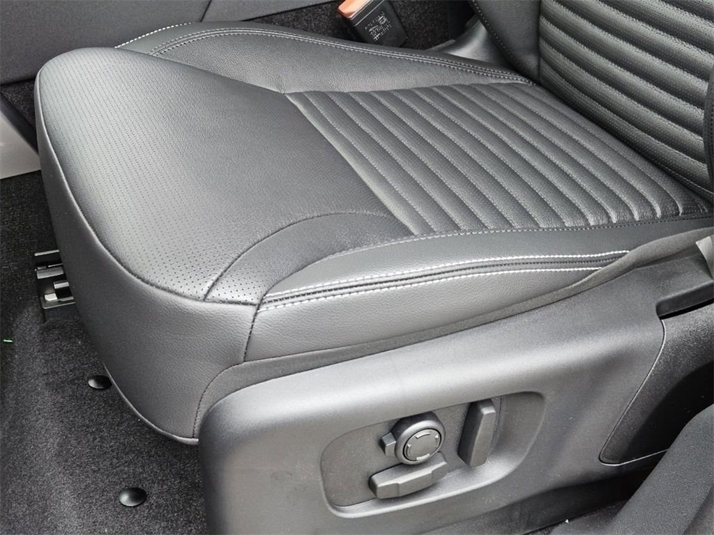 Used 2025 Santorini Black Metallic Land Rover Dynamic SE image 22