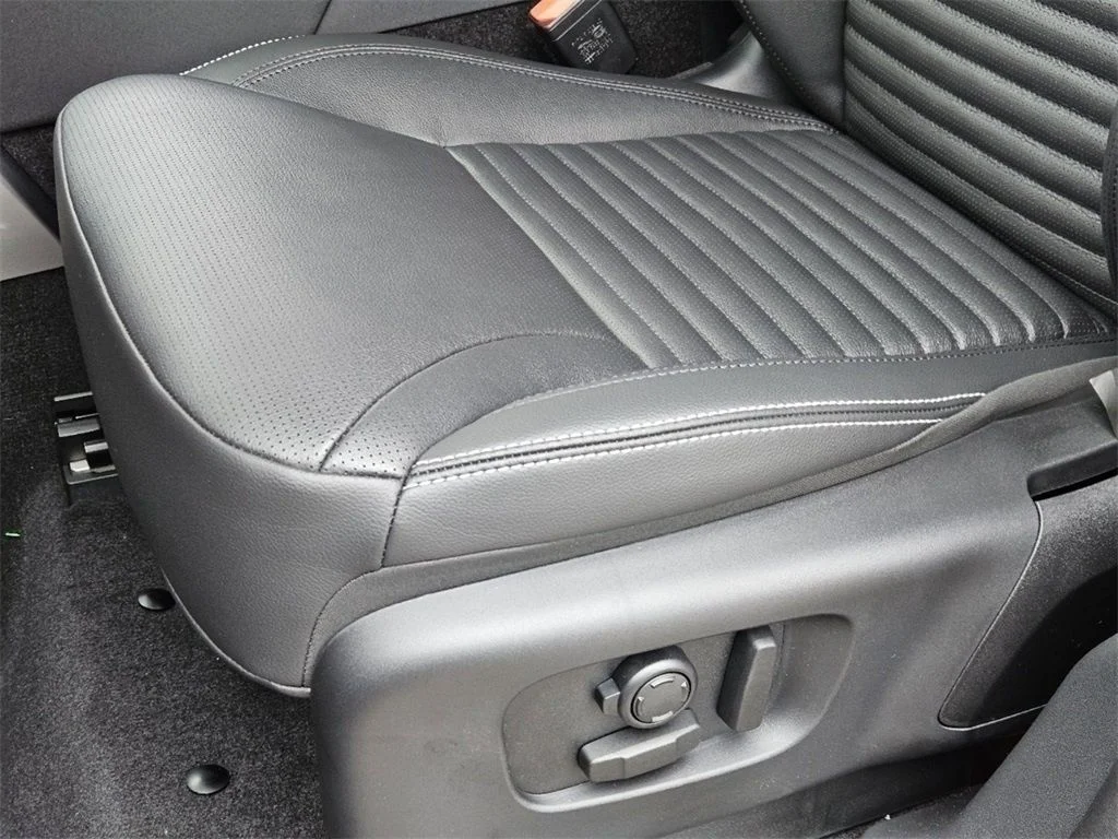 Used 2025 Black Land Rover Dynamic SE image 22