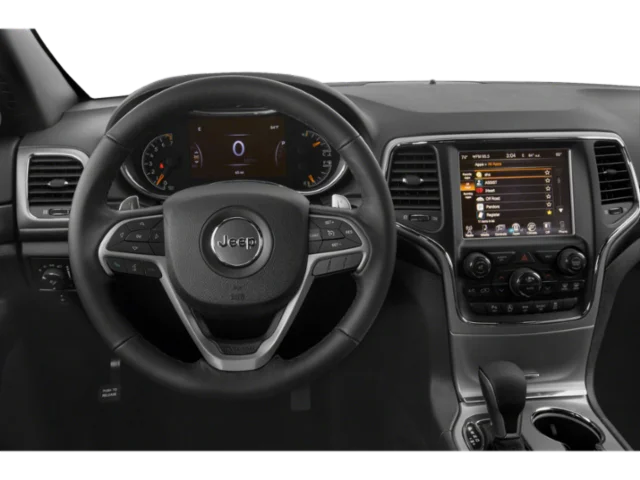 Used 2020 Diamond Black Crystal Pearlcoat Jeep Laredo E image 4