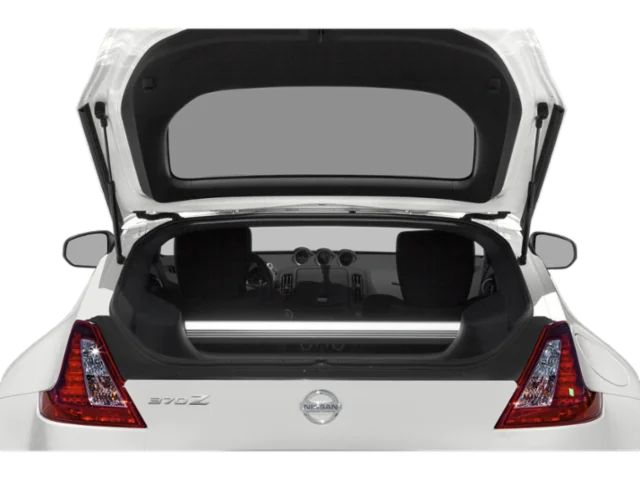 Used 2020 Red Nissan  image 9