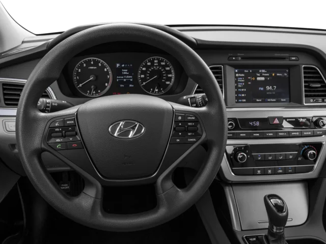Used 2016 Silver Hyundai SE image 4