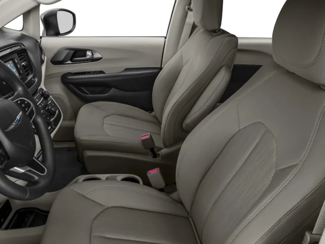 Used 2017 Brilliant Black Crystal Pearlcoat Chrysler Touring image 6