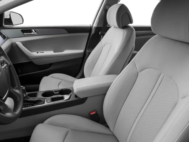 Used 2016 Silver Hyundai SE image 6
