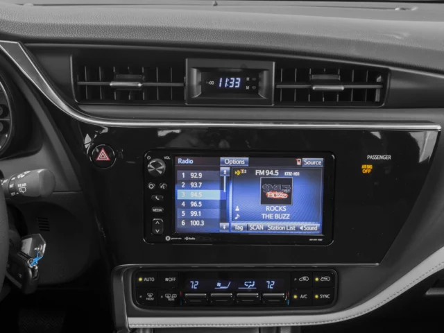 Used 2017 White Toyota  image 7