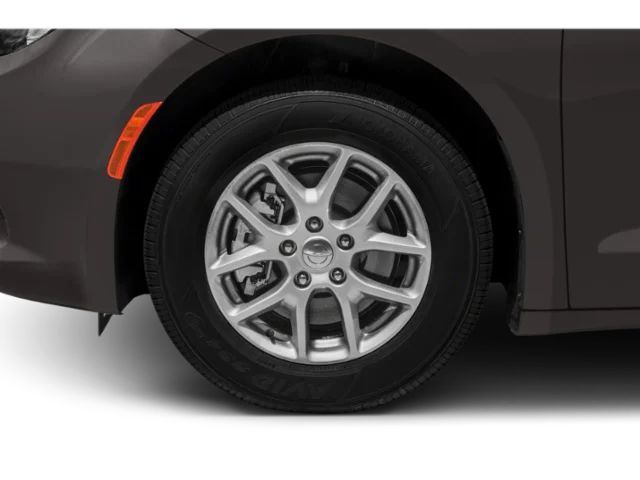 Used 2019 Billet Silver Metallic Chrysler L image 8