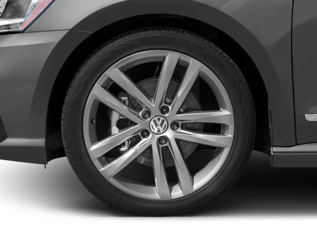 Used 2017 White Volkswagen R-Line w/Comfort Pkg image 8