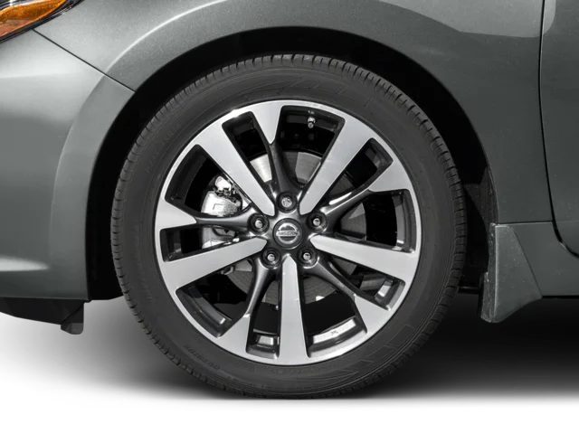 Used 2016 White Nissan 2.5 SR image 9