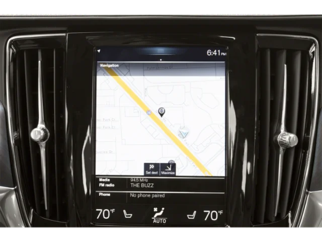 Used 2018 White Volvo T5 Momentum image 13
