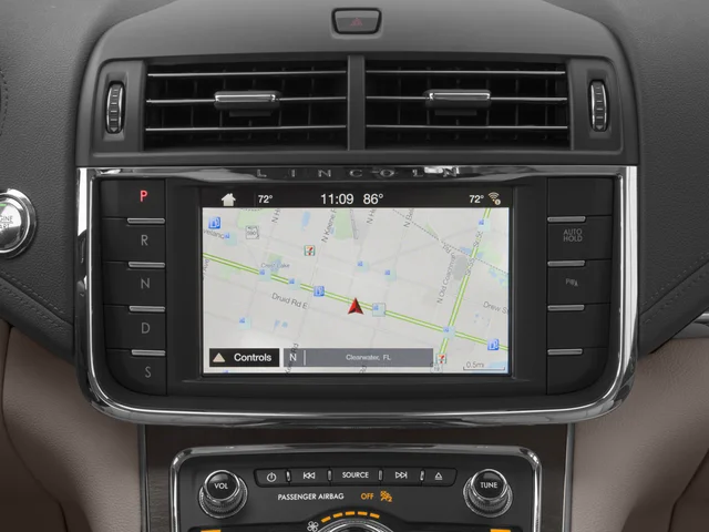 Used 2017 White Lincoln Select image 14