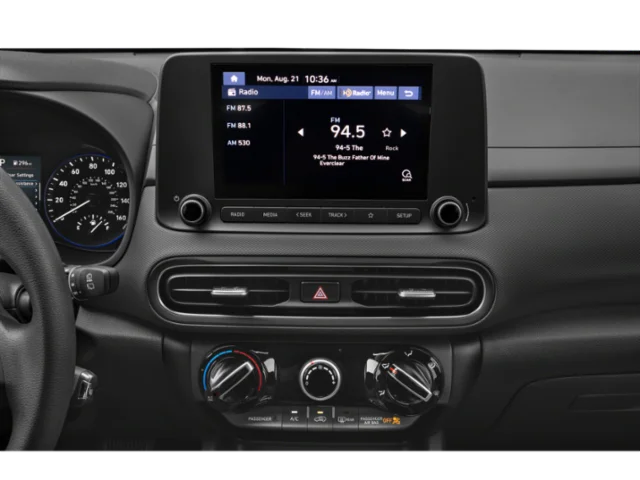 Used 2023 White Hyundai SE image 7