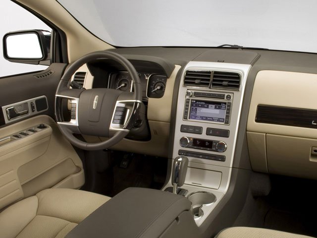 Used 2008 Light Ice Blue Clearcoat Metallic Lincoln Base image 4