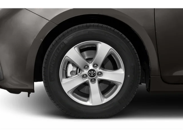 Used 2018 White Toyota XLE image 8