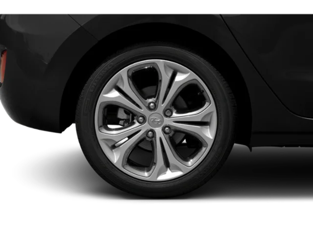 Used 2015 Shimmering Silver Hyundai Base image 15