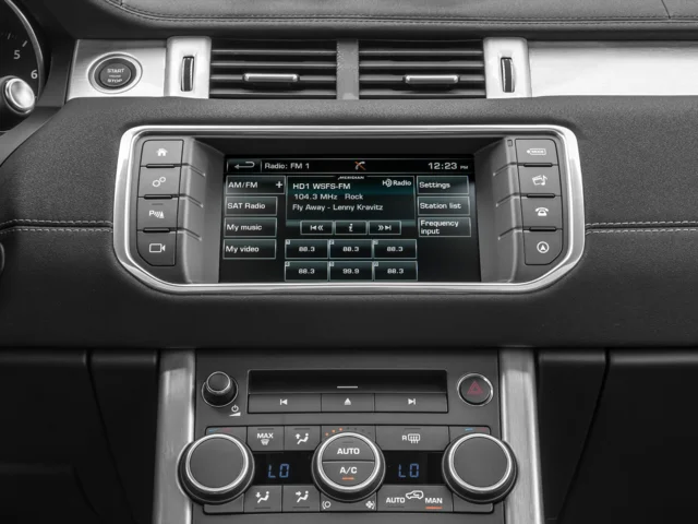 Used 2017 Scotia Grey Metallic Land Rover SE image 7