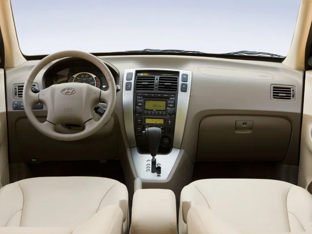 Used 2009 Desert Sage Metallic Hyundai SE image 4