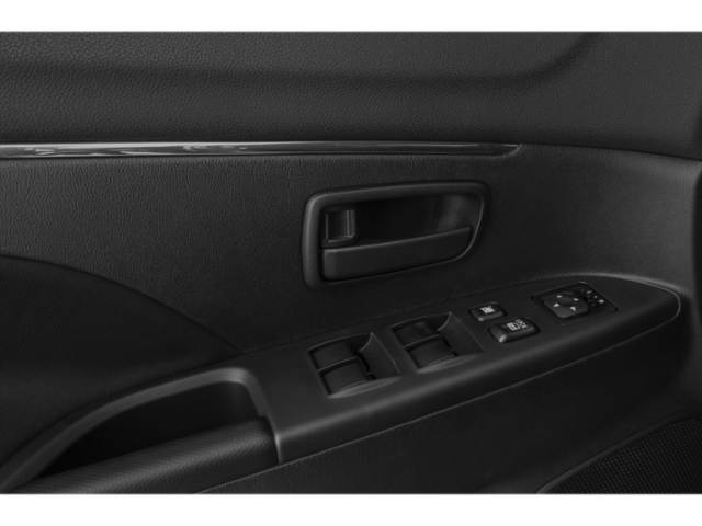 Used 2015  Mitsubishi SE image 19