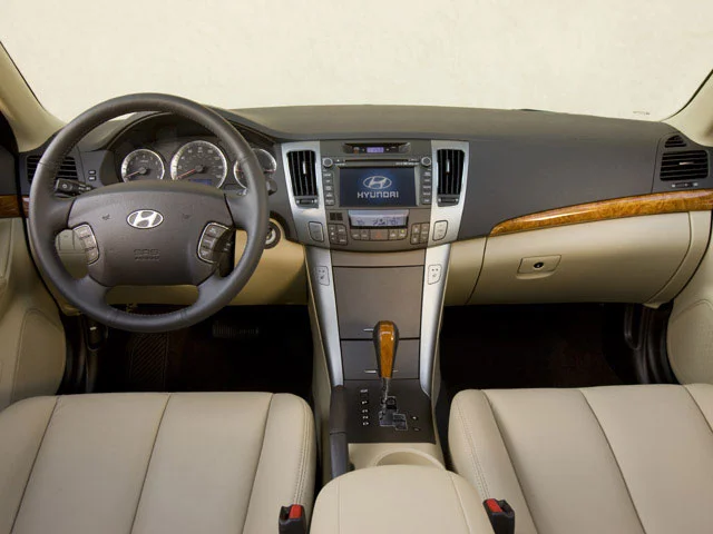 Used 2010 Beige Hyundai GLS image 4
